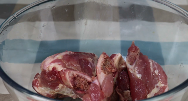 怎样速成高汤砂锅面用的汤，砂锅面的汤怎么做（熬骨头汤记住一定放这3种香料）