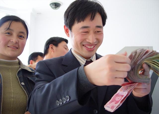 美国人均月收入，美国普通人均月工资（2022年美国居民人均收入3400美元）