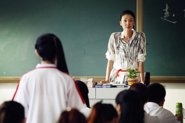 学生当老师面撕书，广东一小学生上课讲话被老师批评