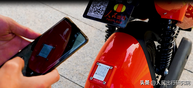 共享单车怎么用使用步骤，共享单车怎么用（“人民出行”共享电单车的智能头盔使用指南）