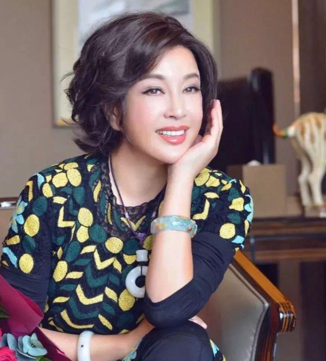 女人戴戒指的正确方法，女生戴戒指的正确方法（戴首饰要记住“4戴4不戴”）