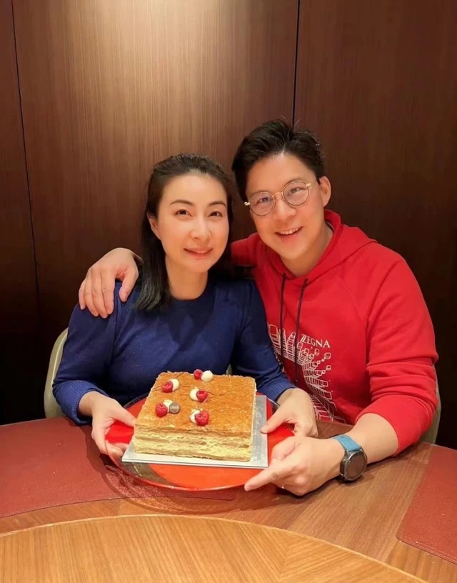 郭晶晶霍启刚婚纱照，郭晶晶婚纱照图片大全（跟郭晶晶穿情侣装逛花海超浪漫）