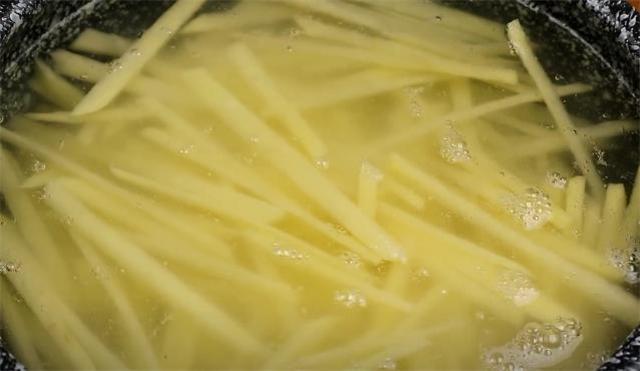 家常土豆丝怎么炒好吃又简单，土豆丝怎么炒好吃又简单（土豆丝又脆又好吃）
