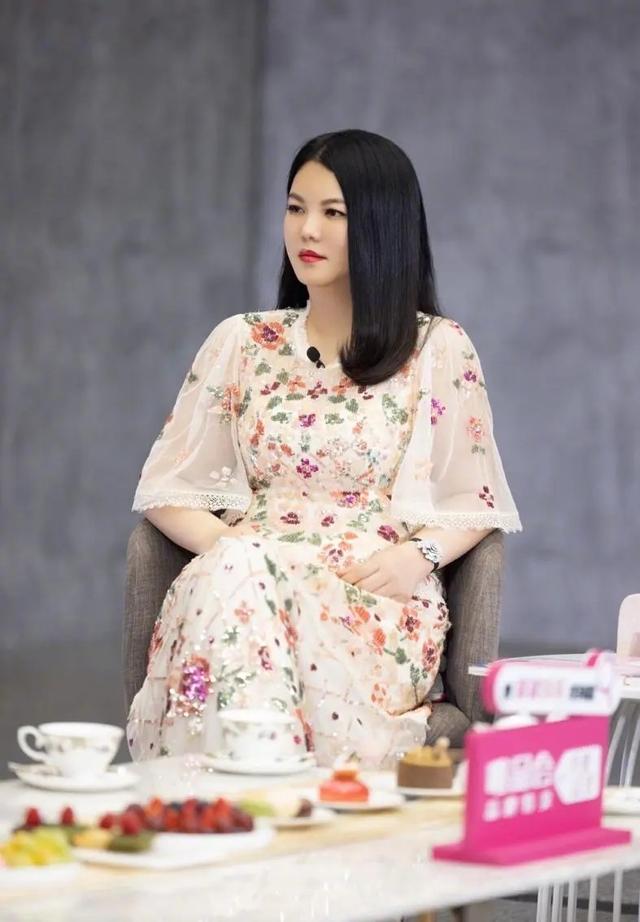 李湘服装搭配，李湘身材微胖却挺懂搭配
