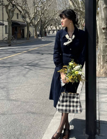 黑鞋子搭配什么颜色裤子和衣服，黑色鞋子怎么搭配衣服裤子（奉劝各位：黑丝袜不要配运动鞋）