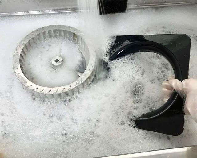 重油污怎么样才能清除，重油污怎么清理（看完前辈阿姨清洁厨房）