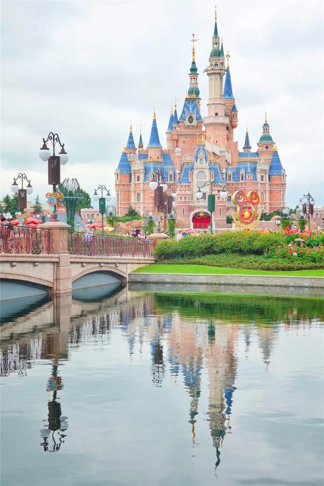 生 日 快 乐今天上午,一个巨型生日蛋糕出现在上海迪士尼乐园的奇幻