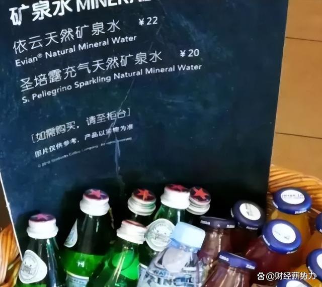 依云矿泉水多少钱，依云矿泉水多钱一瓶（星巴克里的依云水卖那么贵根本没人买）