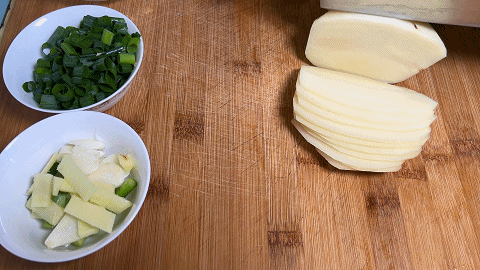 肉炒土豆丝怎么炒好吃，土豆丝炒肉怎样炒好吃（土豆肉丝在家这样做）