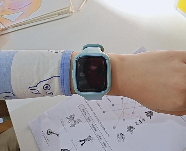 给孩子配手机最佳年龄，孩子多大配手机合适（开学要不要给孩子买电话手表）