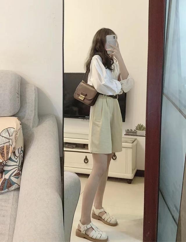 卡其色裤子配什么颜色鞋子，白色裤子配什么鞋子好看（卡其色短裤搭配什么颜色上衣好看）