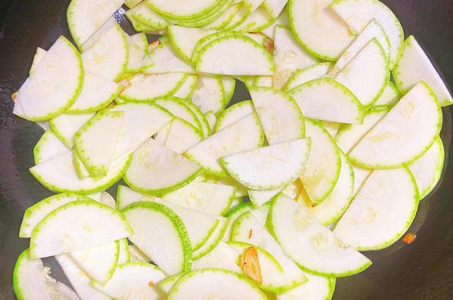 高瓜肉丝的做法,高瓜丝炒肉丝的做法(营养丰富的下饭菜-西葫芦炒肉)