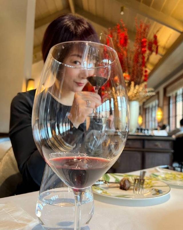 46岁保剑锋好宠老婆，豪华酒店开名贵酒庆生，何珈好逆生长如少女
