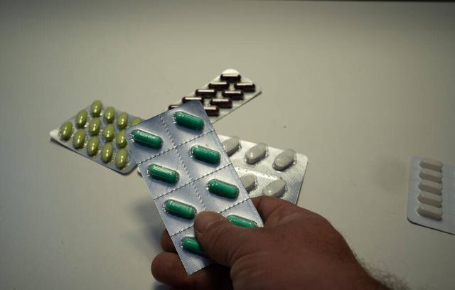 慢性腹泻吃什么药，慢性肠炎吃什么药（拉肚子时吃的蒙脱石）