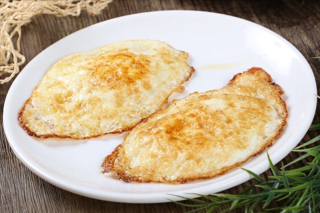 煎蛋不粘锅的方法，普通锅煎鸡蛋怎么不粘锅（大厨教你2招）