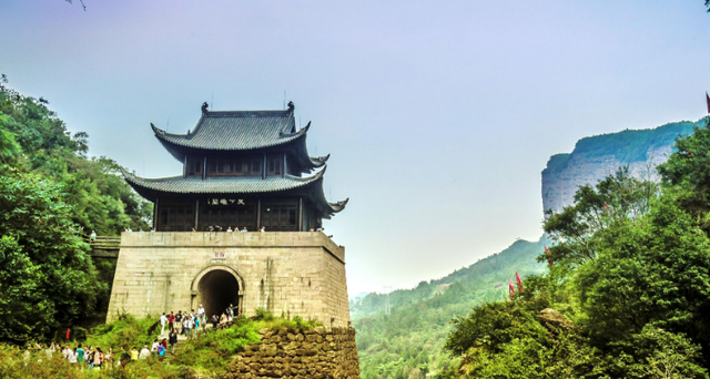 四川旅游景点推荐，四川旅游景点推荐表（四川最美二十个景区推荐）