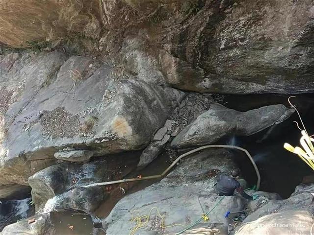 苹果8掉水里没事吧，iPhone8掉进水里怎么办（女游客手机掉进700米峡谷）