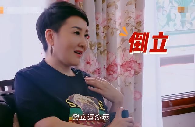 张凯丽与富豪老公逛夜市，穿百元T恤甜蜜牵手，结婚26年仍似热恋