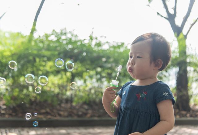 儿童吹泡泡水简单配方，泡泡水的制作方法（科学小实验，自制泡泡水）