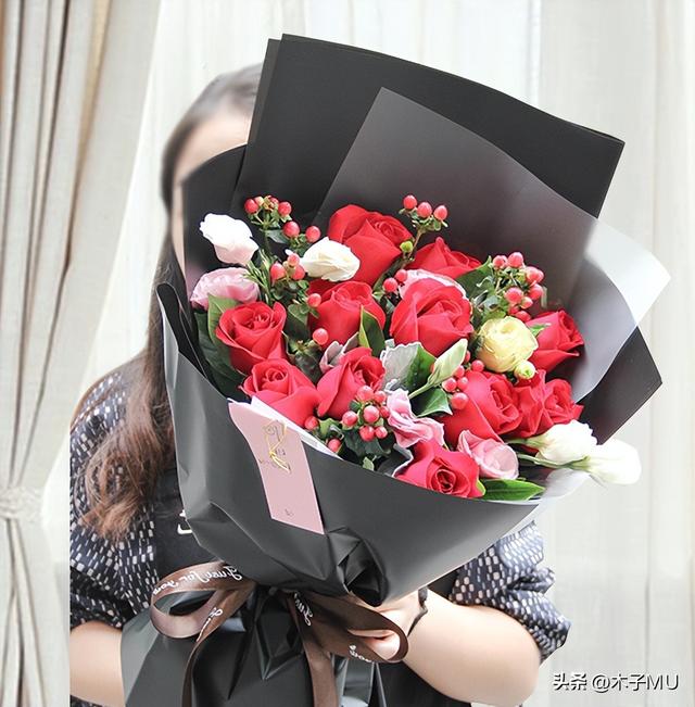 送女朋友玫瑰花送多少朵合适，送女朋友花多少朵合适（送花送11朵玫瑰代表什么意思）