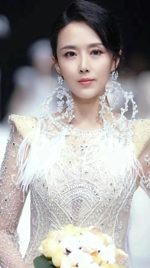 颜丹晨个人资料，颜丹晨个简介（颜丹晨，几张绝美照片）