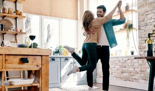 爱你说谎的方式，超好听的歌！（第一次说“我爱你”的时间和方式的）