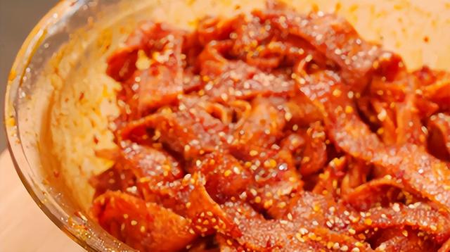 干豆皮怎么泡用开水还是热水，干油豆皮泡好后还用焯水吗（童年最喜欢吃的辣条）