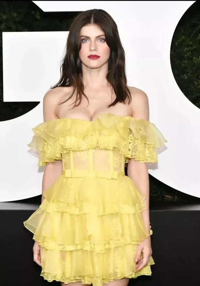 外国美女网站，蓝眼睛的亚历珊德拉·达达里奥真美极了