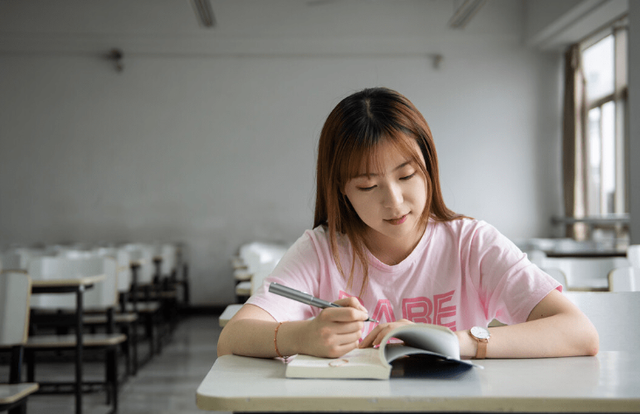 170和165站在一起图片，男女身高差对照图片（低于这个数字就算矮）