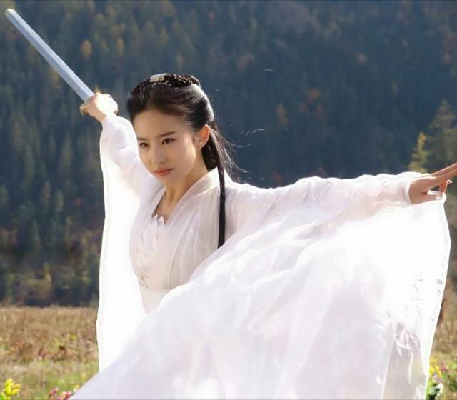 "神仙姐姐"刘亦菲：外貌出色被挖掘，后拍戏太过敬业，多次险丢命