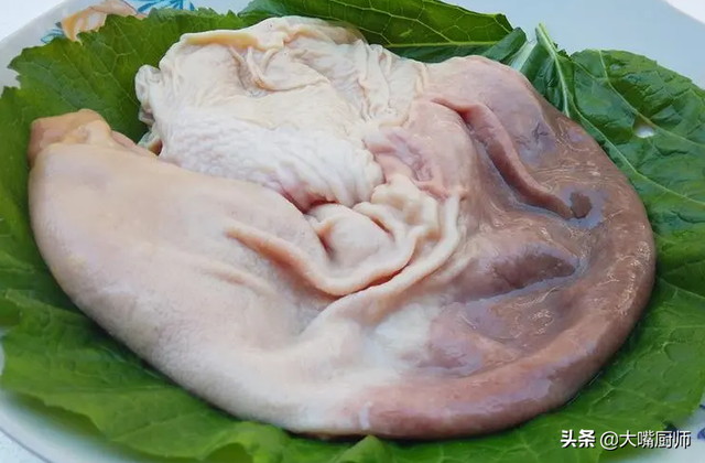 1,先将食用纯碱,将猪肚的正反面揉搓,再用流水冲洗,这样反复三次以上
