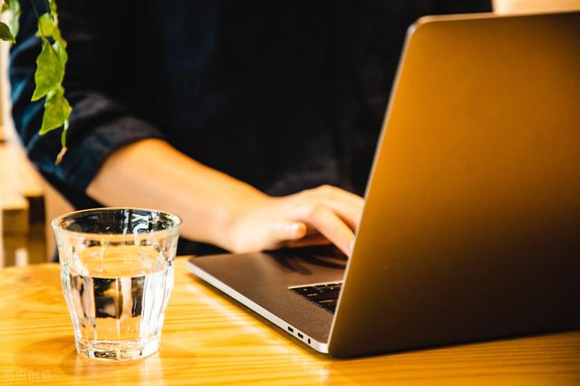 笔记本充不上电，电脑笔记本为什么充不上电（笔记本电脑开不了机的解决方法）