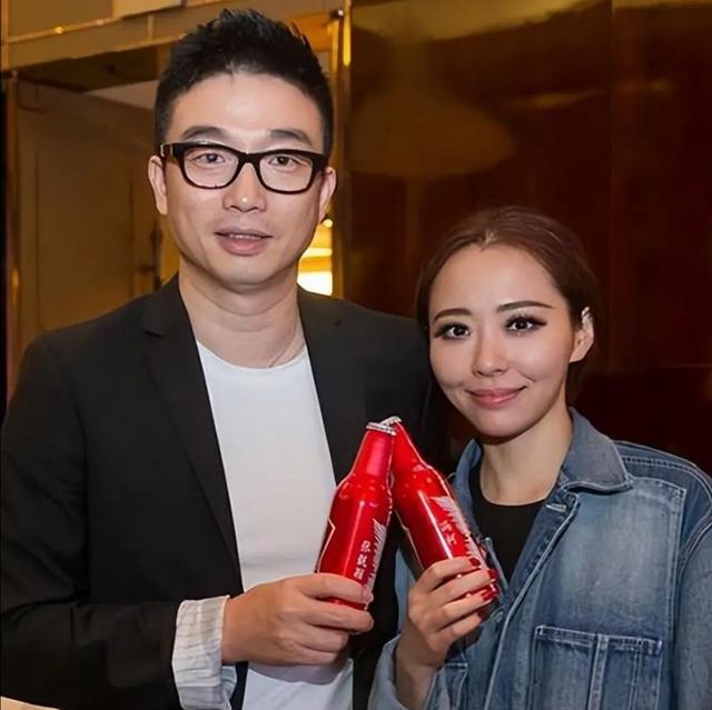 黎明的妻子阿wing简历，跟经纪人喜结连理的明星