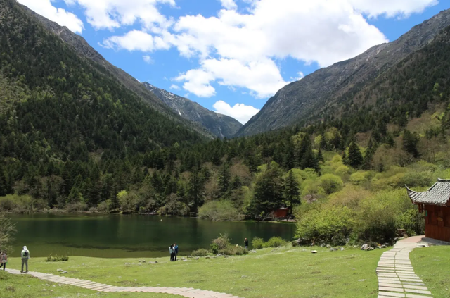 成都周边自驾看雪山，成都周边避暑胜地