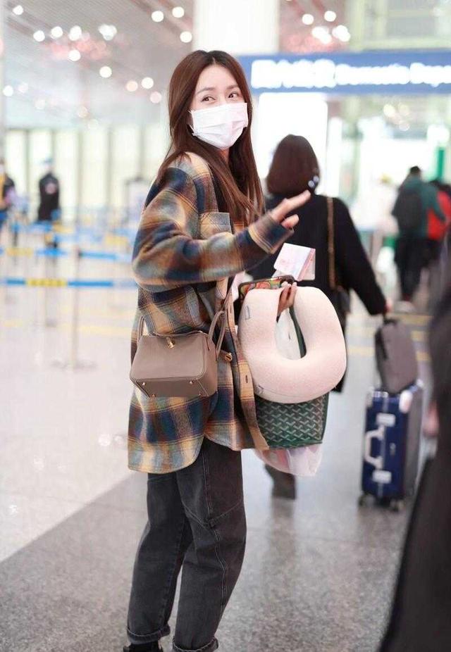 格子衬衫配什么裤子，黑色格子衬衫配什么裤子（格纹衬衫配牛仔裤走机场）