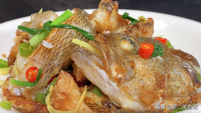 炖鲈鱼的家常做法，水煮鲈鱼的做法 最正宗的做法（配料简单香味十足）