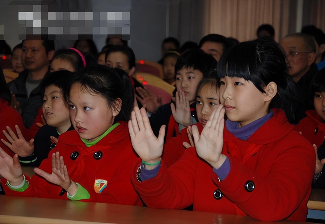 因为遗传出生就是聋哑人