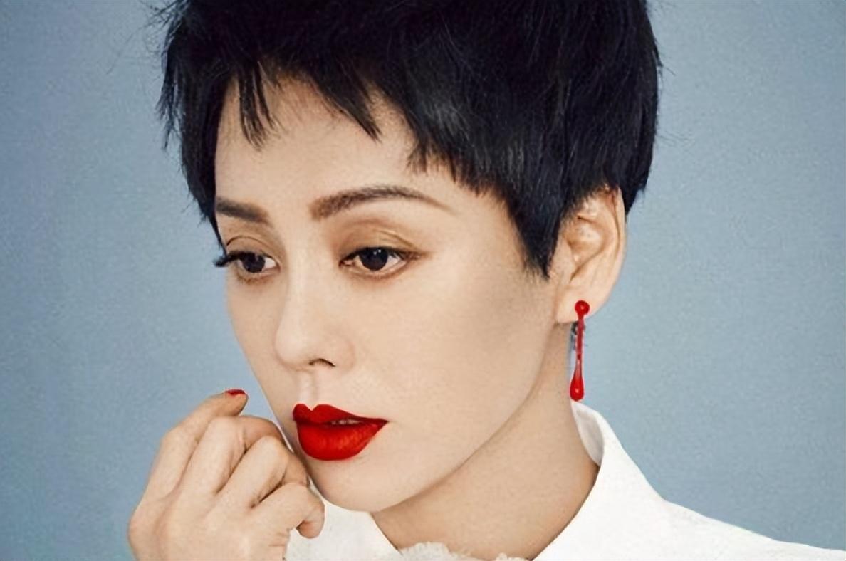 宁静是内娱有名的敢说敢怼的女星,她的长相和圈内其他的女星都不同.