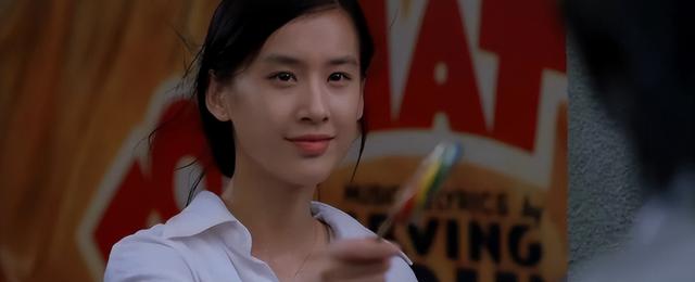 "卑微阔太"黄圣依：两亿零花钱却下跪赵本山，婚后亲自为婆婆洗澡