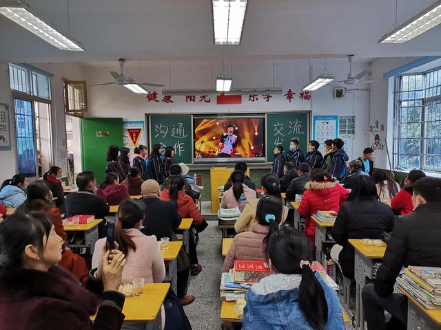 男孩子缺父爱长大有什么影响，孩子从小缺失父爱（为什么90%的爸爸都缺席家长会）