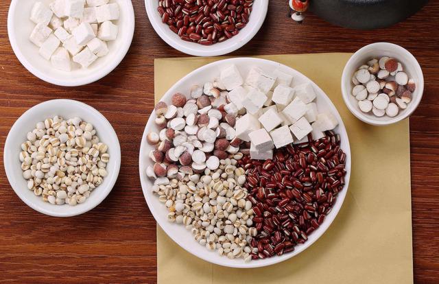 头皮臭臭的怎么回事，为什么头皮臭是怎么回事（爱出油、口臭、应该怎么调理）