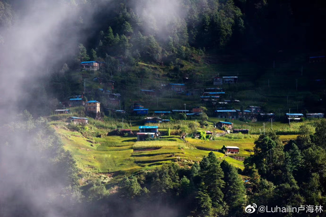 1,亚东多情湖:位于西藏亚东县的堆纳村,由多情湖和卓木拉日雪山组成的