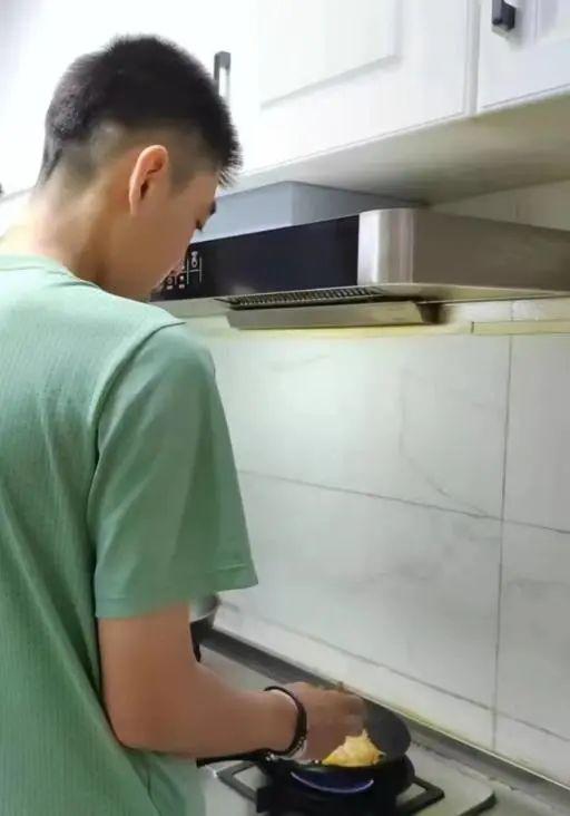 帮父母做家务的感受，帮父母做家务的作文600字中学生作文（青岛42中学生劳动实践学习分享）