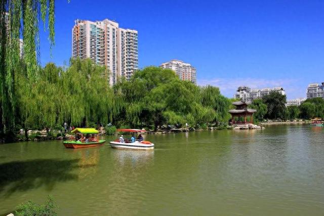 北京南馆公园，小巧别致花满园，北京唯一的立体水景公园