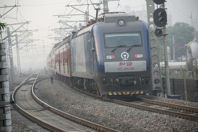 火车硬卧中铺鞋放哪啊,火车硬卧上铺鞋子放哪图片(火车硬卧可以让你多