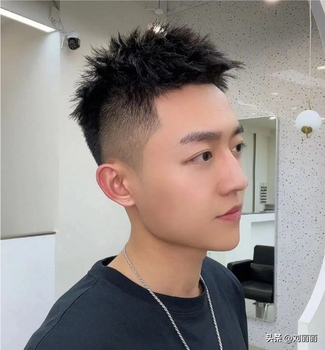 两边剃掉的发型，头发两边剪没的头型（2023新年男发这样剪）