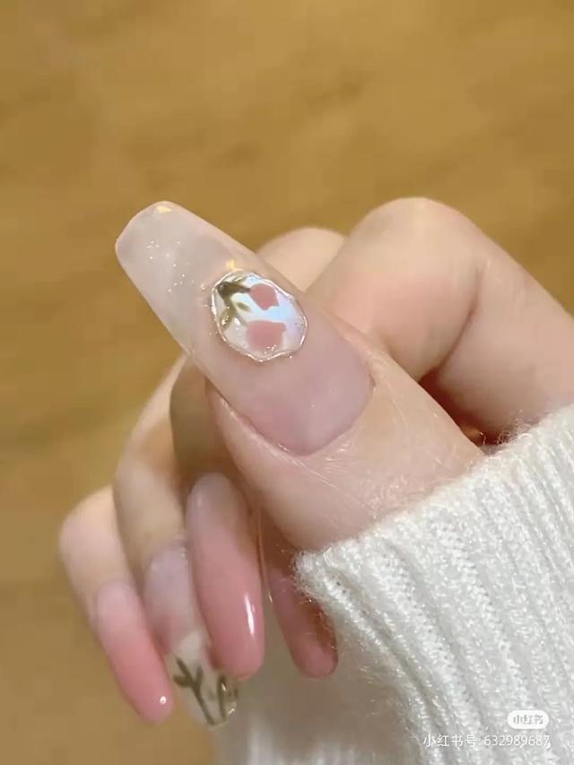 指甲油裸色和透明色有什么区别，护甲油和透明色的指甲油一样吗（显白好看，春夏必做）