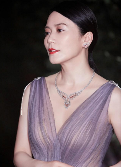 气质和教养是装不出来的，内心很干净人的特点（她的五官和轮廓是所有女演员中最美的）