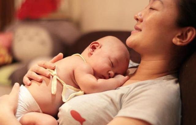 宝宝熟睡中突然呕吐，2岁宝宝熟睡中突然呕吐（宝宝吃奶睡着了）