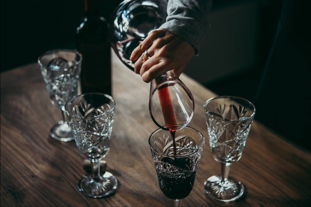 红酒直接倒杯子里可以醒酒吗，怎么鉴别红酒的档次（30块钱的红酒，需要醒酒吗）